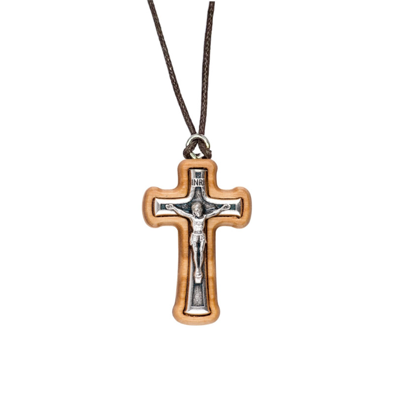 Face avant collier avec croix arrondie H.3,2cm et crucifix en métal incrusté dans bois d'olivier et cordon cuir L.70cm Face avant collier avec croix arrondie H.3,2cm et crucifix en métal incrusté dans bois d'olivier et cordon cuir L.70cm