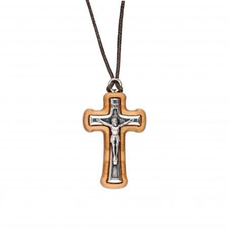 Face avant collier avec croix arrondie H.3,2cm et crucifix en métal incrusté dans bois d'olivier et cordon cuir L.70cm