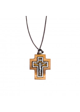 Face avant collier avec croix carrée H.2,3cm et crucifix en métal incrusté dans bois d'olivier et cordon cuir L.70cm