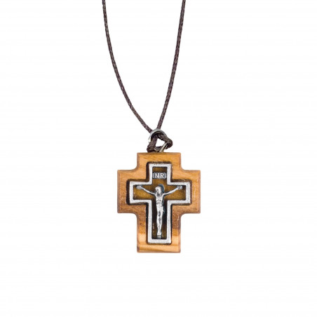 Face avant collier avec croix carrée H.2,3cm et crucifix en métal incrusté dans bois d'olivier et cordon cuir L.70cm