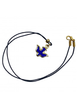 Vue d'ensemble collier Colombe H.2,5cm en métal doré et émaillé bleu avec cordon noir L.50cm